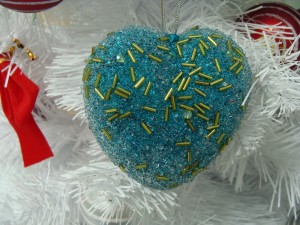Corazón azul en el árbol de Navidad