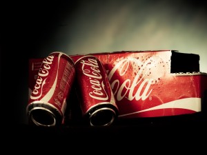 Postal: Dos latas de Coca-Cola