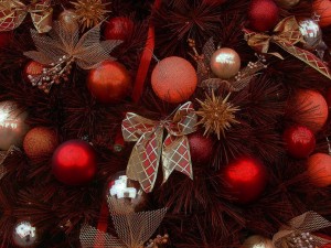 Postal: Árbol de Navidad decorado en tonos rojos