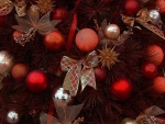 Árbol de Navidad decorado en tonos rojos