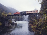 Tren atravesando un puente