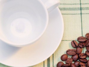 Postal: Taza vacía y granos de café
