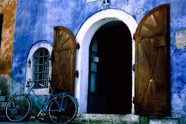 Bicicleta azul en la puerta de casa