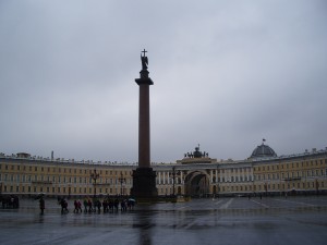 Postal: La Columna de Alejandro, en la Plaza del Palacio (San Petersburgo)