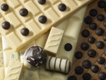 Tabletas de chocolate blanco y bolitas negras de chocolate