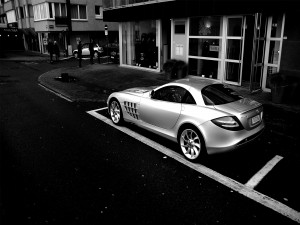 Mercedes aparcado en la puerta de la boutique