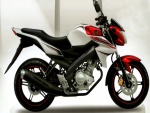Moto Yamaha blanca, negra y roja