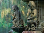Estatuas de niños en la fuente