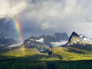 Pequeño arcoíris en las montañas