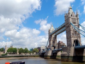 Postal: Puente de la Torre (Tower Bridge) cruzando el río Támesis (Londres)
