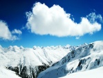 Montañas nevadas y nubes en el cielo
