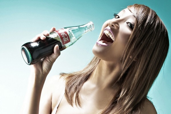Chica tomando Coca-Cola