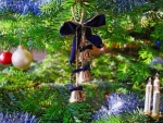Adornos colgados del árbol de Navidad