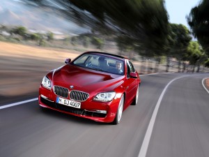 BMW rojo en la carretera