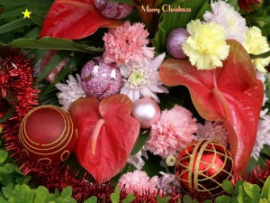 Postal: Arreglo navideño con flores y bolas