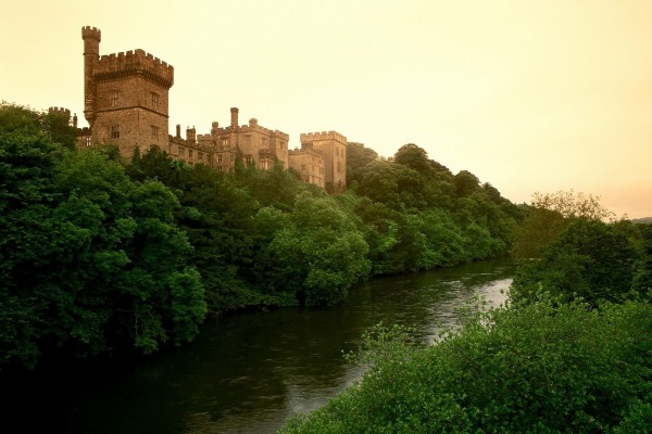 Castillo en la rivera del río