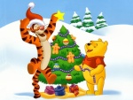 Tiger y Winnie-The-Pooh armando el árbol de Navidad