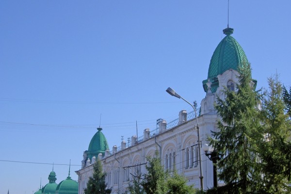 Edificio con cúpulas de color verde