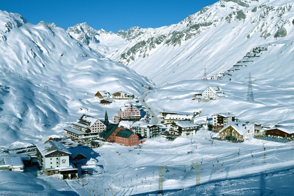 Estación de esquí repleta de nieve