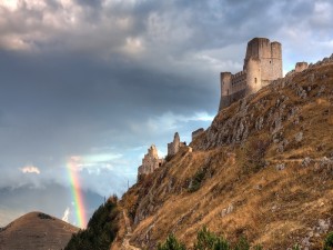 El arcoíris y un castillo en ruinas