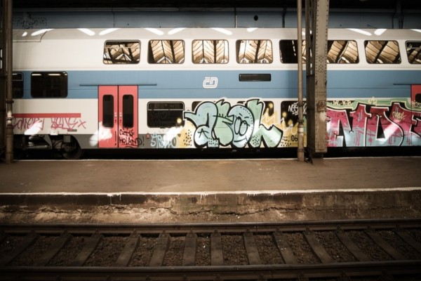 Vagón de tren pintado con graffiti