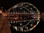 Puente en forma de arco iluminado