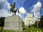 La Catedral de San Luis y la estatua del Presidente Andrew Jackson (Nueva Orleans)