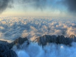 Las cimas de las montañas asoman entre las nubes