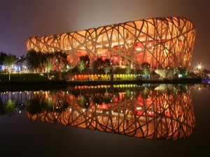 Estadio Nacional de Pekín iluminado por la noche