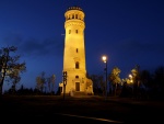 Torre solitaria en la noche