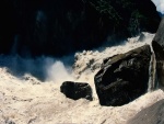 La fuerza del agua contra las rocas