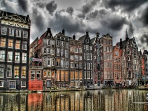 Casas en un canal de Amsterdam