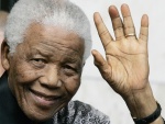Mandela saludando