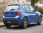 Coche BMW azul aparcado en la calle