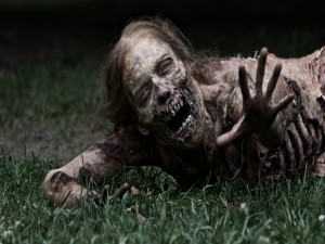 Mujer zombie en el suelo