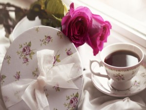 Postal: Taza de té y unas rosas