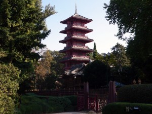 Pagoda rodeada de vegetación
