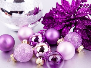 Adornos navideños color púrpura