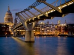 El río Tamesis, el puente Millennium y la Catedral de San Pablo en la ciudad de Londres