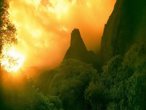 Postal: El sol en el cielo cerca de las montañas