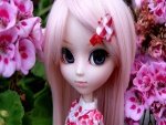 Muñeca con el pelo largo y rosado