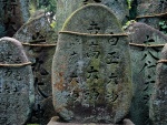 Grandes piedras con escritos en japonés