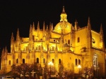 Vista nocturna de la Catedral de Segovia (España)