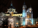 Vista nocturna de la Catedral de la Almudena, en Madrid, España