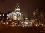 Vista nocturna de la Calle de Alcalá en Madrid (España)