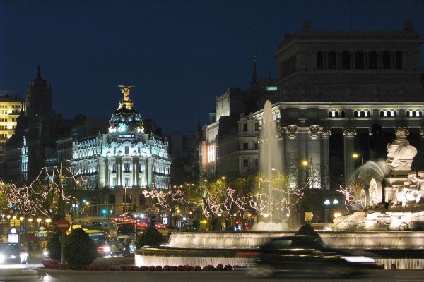 Vista nocturna de la Plaza de Cibeles de Madrid (España)
