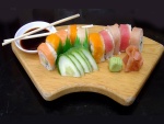 Tabla de madera con sushi