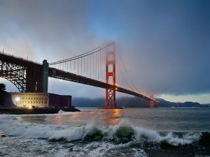 Postal: El puente de San Francisco visto desde la orilla