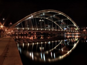 Postal: Puente con forma de arco iluminado