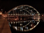 Puente con forma de arco iluminado
